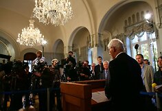 Norvegų Nobelio komiteto pirmininkas Ole Danbolt Mjos skelbia kam atitenka 2008 Nobelio taikos premija