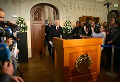 Norvegų Nobelio komiteto pirmininkas Ole Danbolt Mjos skelbia kam atitenka 2008 Nobelio taikos premija