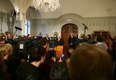 Norvegų Nobelio komiteto pirmininkas Ole Danbolt Mjos skelbia kam atitenka 2008 Nobelio taikos premija