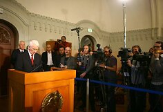 Norvegų Nobelio komiteto pirmininkas Ole Danbolt Mjos skelbia kam atitenka 2008 Nobelio taikos premija