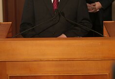 Norvegų Nobelio komiteto pirmininkas Ole Danbolt Mjos skelbia kam atitenka 2008 Nobelio taikos premija
