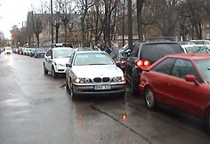 Einikis liko be ratų