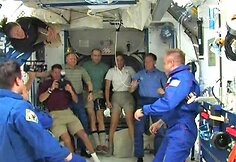&bdquo;Endeavour" astronautai perėjo į TKS 
