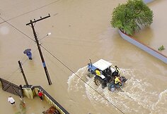Per Brazilijos pietuose esančią Santa Catarinos valstiją niokojančius potvynius jau žuvo mažiausiai 45 žmonės, daugiau nei 22 tūkst. buvo priversti palikti savo namus, prane&scaron;a BBC.
