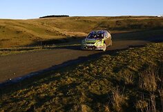 Suomis s Jari-Mattis Latvalas vairuoja &bdquo;Ford Focus&ldquo;