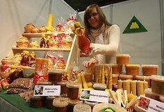 Gargždi&scaron;kė Jūratė kvietė nami&scaron;kius pradžiuginti medumi ir originaliomis va&scaron;ko žvakėmis. 