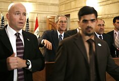 Apsauginiai dengia George`ą Bushą