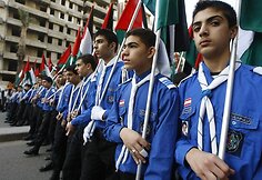 Skautai nešini Palestinos vėliavomis.