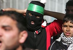 Jaunimas stengiasi maskuotis ir nešti Palestinos atributiką.