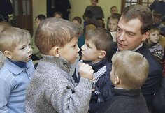 Prezidentas apsuptas vaikų