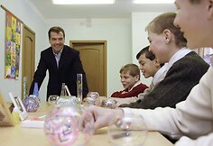 Dmitrijus Medvedevas apžiūri vaikų darbus.