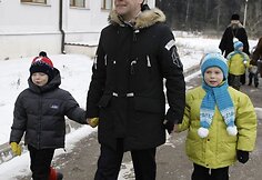 Prezidentas vaikšto su vaikais.