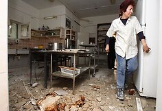 Moteris vaik&scaron;to po sugriautą virtuvę.