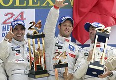Nugalėtojai &bdquo;Peugeot&ldquo; pilotai Marcas Gene, Davidas Brabhamas, Alexanderis Wurzas.