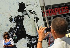 Memorialas &scaron;alia Staples arenos Los Andžele, kurioje popkaralių i&scaron;vysime paskutinį kartą.
