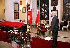 Prezidentas V.Adamkus pagerbė L.Kaczynskį