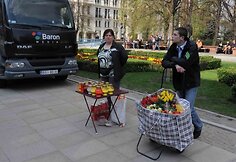 Gatvėje prekiaujama gėlėmis ir žvakėmis