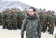 Pietų Korėjos kariniams apmokymams vadovavo prezidentas Lee Myung-Bakas