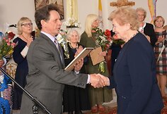 Joaną Grigaitienę sveikina Kultūros ir meno tarybos pirmininkas Algirdas Ju&scaron;kevičius.