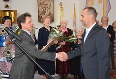 Eitarą Kazimierą Krupovičių sveikina Kultūros ir meno tarybos pirmininkas Algirdas Ju&scaron;kevičius.
