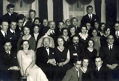 Matematikos-fizikos studentų draugijos arbatėlė, 1931 m. lapkričio 28 d. Centre: prof. Zigmas Žemaitis ir prof. Viktoras Birži&scaron;ka