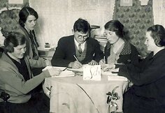 Matematikos-gamtos fakulteto 2-ojo kurso studentas Kazimieras Baršauskas studijoms universitete užsidirbo privačiomis matematikos pamokomis, 1927 m.
