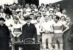 Rektorius prof. Vincas Čepinskis ir prorektorius prof. Blažiejus Čėsnys su Akademiniu sporto klubu ant Didžiųjų rūmų laiptų, 1937 m.