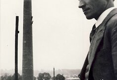 Disertaciją apsigynęs Juozas Indriūnas prie savo suprojektuoto ir baigiamo statyti kamino „Drobės“ fabriko katilinei, 1938 m.