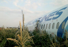 Rusijos oro bendrovės &bdquo;Uralskie avialinii&ldquo; laineris &bdquo;Airbus А-321&ldquo; be važiuoklės sėkmingai nusileido kukurūzų lauke.