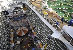 „Oasis of the Seas“ turi šešiolika denių.