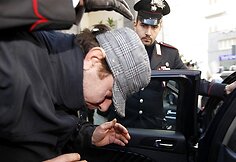 Carmine Russo sodinamas į automobilį.