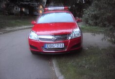 Eiliniam vairuotojui už tokį automobilio parkavimą būtų skirta bauda...