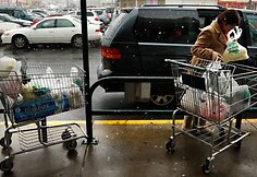 Prieš pūgą gyventojai puolė šluoti parduotuvių lentynas.