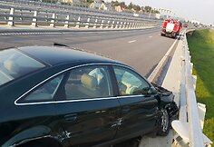 &Scaron;e&scaron;tadienio vakarą Klaipėdos Jakų žiede avariją patyrė i&scaron; Palangos Vilniaus kryptimi važiavęs automobilis &bdquo;Audi A6&ldquo;.