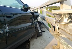&Scaron;e&scaron;tadienio vakarą Klaipėdos Jakų žiede avariją patyrė i&scaron; Palangos Vilniaus kryptimi važiavęs automobilis &bdquo;Audi A6&ldquo;.