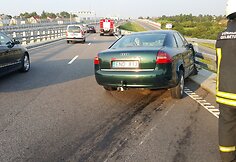 &Scaron;e&scaron;tadienio vakarą Klaipėdos Jakų žiede avariją patyrė i&scaron; Palangos Vilniaus kryptimi važiavęs automobilis &bdquo;Audi A6&ldquo;.