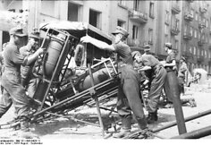 Vokiečių kariai Var&scaron;uvos sukilimo metu rengia &scaron;ūviui reaktyvinių minosvaidžių sistemą &bdquo;Nebelwerfer&ldquo;. (1944 m. rugpjūtis&ndash;rugsėjis)