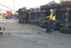 Klaipėdoje apvirto vilkikas