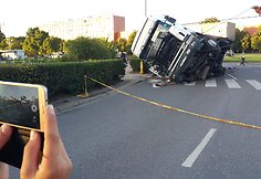Klaipėdoje apvirto vilkikas