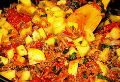 Periodi&scaron;kai pamai&scaron;ydami ir, jei reikia, papildydami skysčio, kepkite ant vidutinio kaitrumo ugnies tol, kol bulvės bus mink&scaron;tos