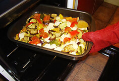 Daržoves sudėkite į platų kepimo indą, ap&scaron;lakstykite alyvuogių aliejumi, pagardinkite druska, pipirais, užberkite keletą nuo &scaron;akelių nubrauktų rozmarinų lapelių ir uždengę folija pusvalandžiui pa&scaron;aukite į iki 180&ndash;200 laipsnių įkaitintą orkaitę