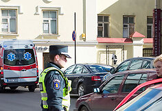 Policininkas kalbasi su avarijos liudininke