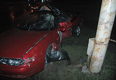 Automobilis ir stulpas
