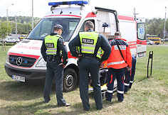 Policininkai ir medikai prie nukentėjusiojo
