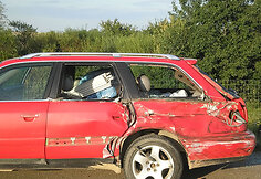 Automobilis, kurį apgadino latvio vairuojamas vilkikas