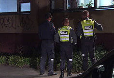 Policininkai stebi mokyklos langus