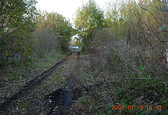 Kelias, vedantis prie apleistų fermų