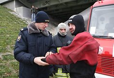 Ugniagesiai ieško nuskendusio automobilio