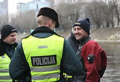 Ugniagesiai ieško nuskendusio automobilio