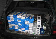 Kontrabandinės cigaretės automobilyje